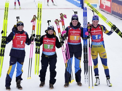 Švédske biatlonistky, zľava Linn Perssonová, Anna Magnussonová, Elvira Öbergová, Hanna Öbergová pózujú zo zisku bronzu v štafete žien na 4x6 km na majstrovstvách sveta v nemeckom Oberhofe