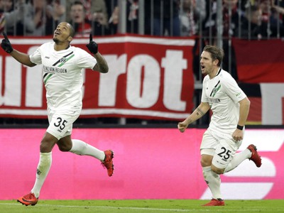 Charlison Benschop a Oliver Sorg oslavujú gól Hannoveru