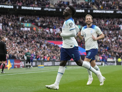 Bukayo Saka a Harry Kane oslavujú gól Anglicka