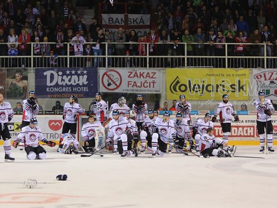 Hráči Banskej Bystrice smútia po prehratom šiestom zápase finále play off hokejovej Tipsport Ligy
