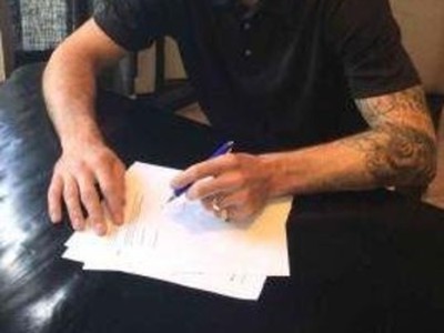 Josh Brittain pri podpise zmluvy