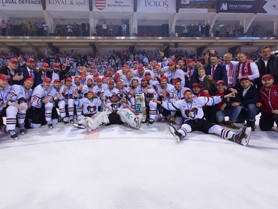 Hráči HC'05 iClinic Banská Bystrica oslavujú zisk historicky prvého majstrovského titulu