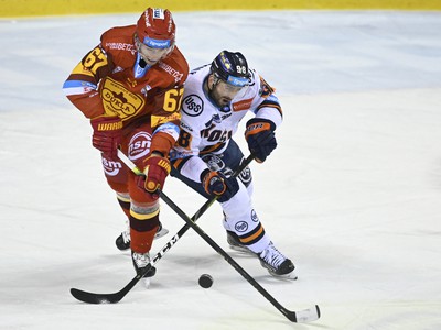Na snímke zľava David Kajínek v zápase s HC Košice