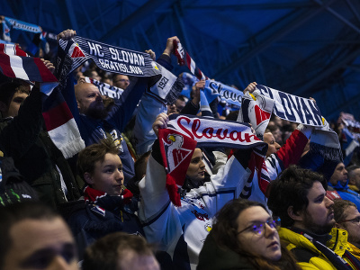 Na snímke fanúšikovia Slovana