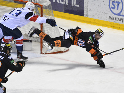 Na snímke vpravo Denis Parshin (HC Košice) padá na ľad, vľavo Patrik Maier (HC Slovan Bratislava)