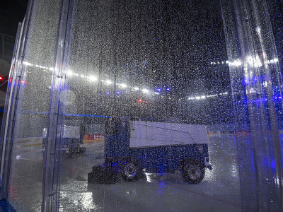 Na snímke stav hracej plochy počas dažďa pred zápasom 24. kola Tipos extraligy HC Slovan Bratislava - HC Košice pod holým nebom na ploche Národného futbalového štadióna v rámci Kaufland Winter Games v Bratislave