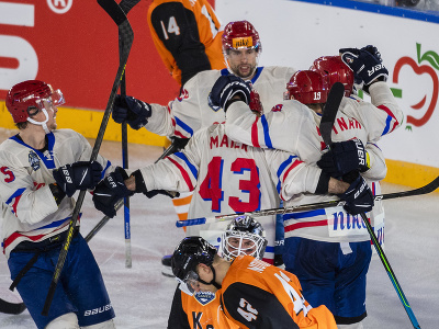 Na snímke hokejisti Slovana sa tešia po strelení vyrovnávajúceho gólu