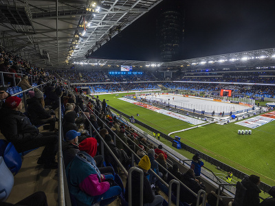 Na snímke diváci sledujú zápas 24. kola Tipos extraligy HC Slovan Bratislava - HC Košice pod holým nebom na ploche Národného futbalového štadióna