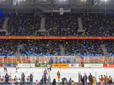 Na snímke diváci sledujú zápas 24. kola Tipos extraligy HC Slovan Bratislava (svetlé dresy) - HC Košice (oranžové dresy) pod holým nebom na ploche Národného futbalového štadióna v rámci podujatia Kaufland Winter Games v Bratislave
