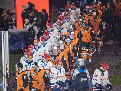 Na snímke hráči prichádzajú na ľadovú plochu pred zápasom 24. kola Tipos extraligy HC Slovan Bratislava (svetlé dresy) - HC Košice (oranžové dresy) pod holým nebom na ploche Národného futbalového štadióna
