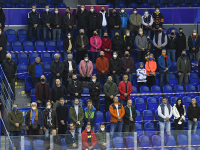 Na snímke diváci v hľadisku pred zápasom počas minúty ticha na pamiatku zosnulých bývalých hráčov Dušana Pašeka a Borisa Sádeckého