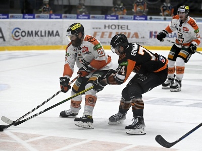 Na snímke vľavo hráč HC Košice Jay Saucerman, vpravo hráč  HK Dukla Ingema Michalovce Antti Erkinjuntti