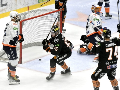 Uprostred hráč HC Košice Ville Leskinen sa teší po strelení úvodného gólu
