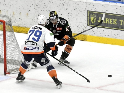 Zľava hokejista HC Dukla Ingema Michalovce Danny Kristo a hráč HC Košice Patrick Watling bojujú o puk