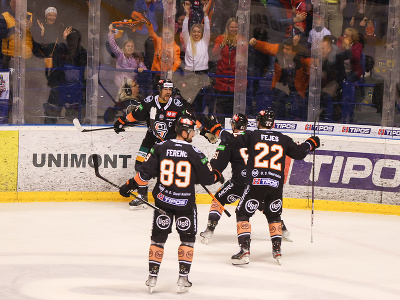 Hráči HC Košice sa tešia z tretieho gólu počas 7. zápasu semifinále