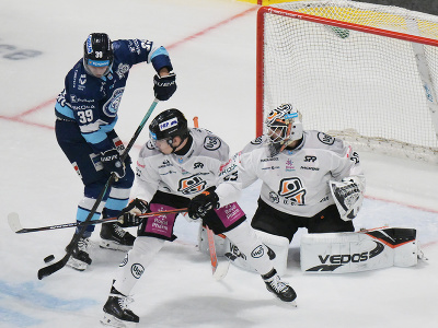 Vpravo brankár Patrik Jurčák (Košice) a vľavo Jakub Lacka (Nitra)