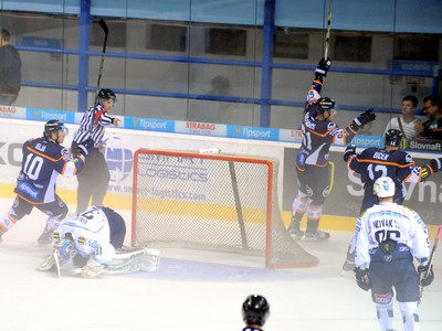 Brankár Michal Valent z HK Nitra (druhý zľava) inkasuje vyrovnávajúci gól počas 3. kola slovenskej hokejovej Tipsport ligy 