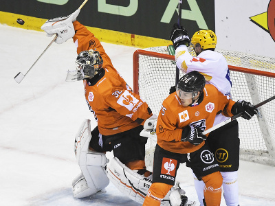 Na snímke vľavo brankár Jaroslav Janus (HC Košice), vpravo hore Linus Lindström (Skelleftea AIK)