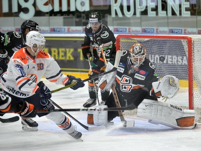 Zľava Patrik Gabriel (Michalovce) strieľa prvý gól v zápase brankárovi Jaroslavovi Janusovi  (Košice)