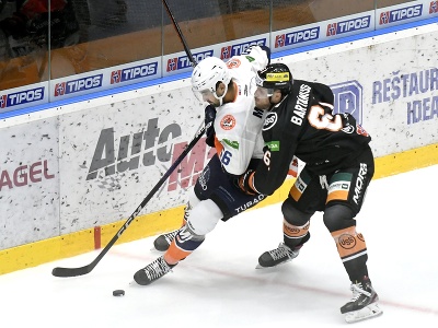 Zľava hokejista HC Dukla Ingema Michalovce Vladimír Mihalik a hráč HC Košice Marek Bartánus bojujú o puk