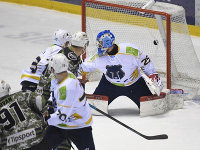 Na snímke vľavo Michal Chovan (HC Košice) strieľa prvý gól, vpravo brankár Andreas Bernard (MAC Újbuda)