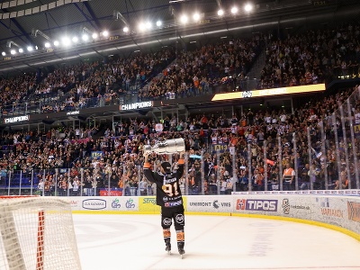 Kapitán HC Košice Michal Chovan oslavuje po 5. zápase finále play-off Tipos extraligy