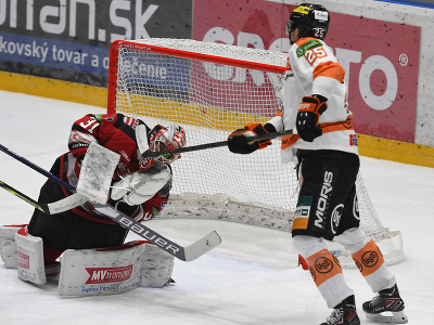 Na snímke brankár Nikita Bespalov (HC Grotto Prešov) inkasuje úder do hlavy