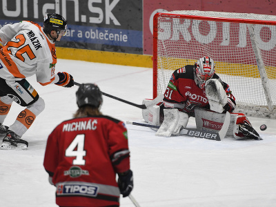 Nikita Bespalov (HC Grotto Prešov) zasahuje proti strele Michala Mrázika (HC Košice)