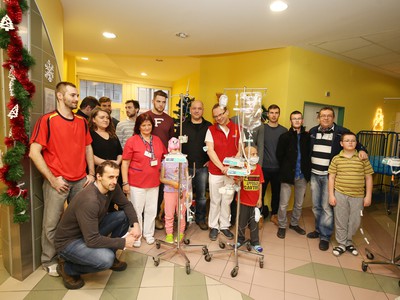 Hráči HC Košice navštívili malých onkologických pacientov