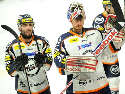 Košickí hokejisti Peter Sojčík (vľavo) a brankár Rastislav Staňa (vpravo)