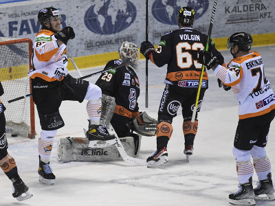 Hokejisti Michaloviec prvý zľava Pavol Regenda a prvý sprava Antti Erkinjuntti sa tešia po góle