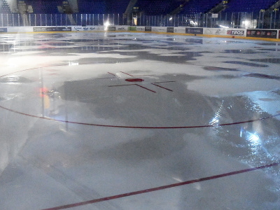Na snímke roztápajúca sa ľadová plocha v košickej hokejovej Steel Aréne kvôli vysokým cenám energií