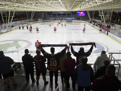 Fanúšikovia povzbudzujú v zápase 4. kola hokejovej Tipos Extraligy HC Košice - HC 21 Prešov v Crow aréne v Košiciach