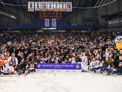 Hráči HC Košice oslavujú majstrovský titul po 5. zápase finále play-off Tipos extraligy 2022/2023