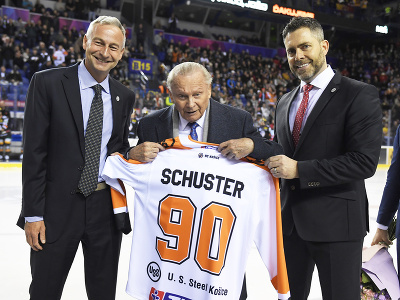 Na snímke uprostred bývalý prezident SR Rudolf Schuster dostal hokejový dres k svojim nedávnym 90. narodeninám
