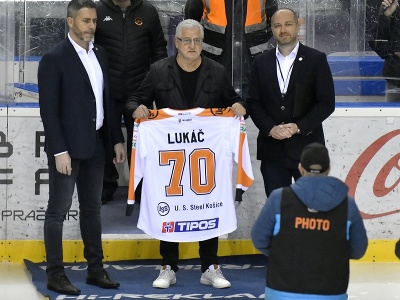 Uprostred legenda slovenského a košického hokeja Vincent Lukáč si preberá dres k výročiu 70. narodenín 