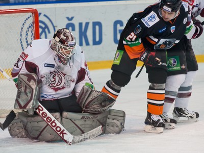 Rudolf Huna pred brankárom Dinama Riga Chrisom Holtom