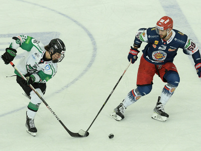 Vľavo Martin Mišiak, jedna z mladých pušiek a nádejí najvyšej hokejovej súťaže