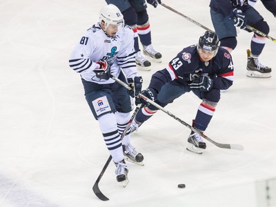 Sprava: Tomáš Surový z HC Slovan Bratislava a Dmitry Sayustov z Admiral Vladivostok 
