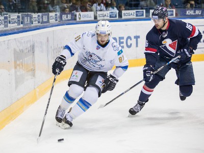 Zľava: Konstantin Puškariov z Barys Astana a Juraj Valach z HC Slovan Bratislava