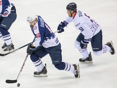 Ivan Švarný z HC Slovan Bratislava a Kaspars Daugaviňš z CHK Torpedo 