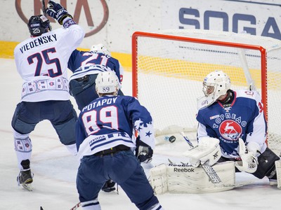 Marek Viedenský z HC Slovan Bratislava (prvý vľavo) a Michail Birjukov z CHK Torpedo