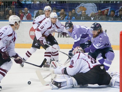 Lukáš Kašpar z HC Slovan Bratislava (druhý sprava) počas zápasu Kontinentálnej hokejovej ligy (KHL) medzi HC Slovan Bratislava - Dinamo Riga