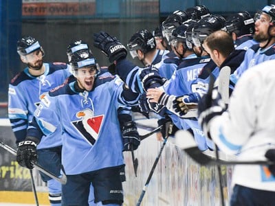 Hráči HC Slovan Bratislava sa tešia po góle