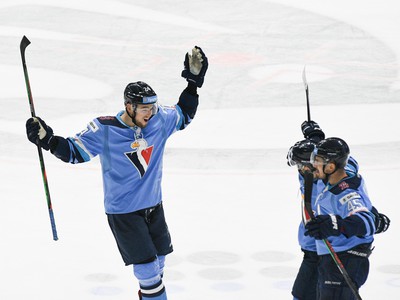 Radosť hokejistov z HC Slovan Bratislava po strelenom góle v predĺžení
