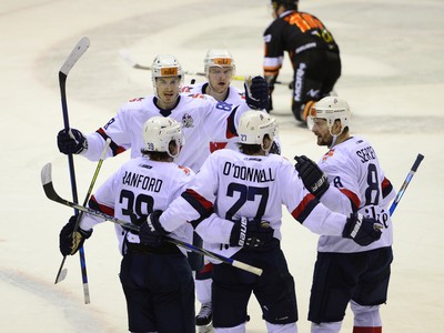 Na snímke radosť hráčov HC Slovan Bratislava