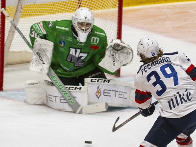 Zľava brankár Jason Godla (Nové Zámky) a Liam Pecararo (Slovan) počas zápasu