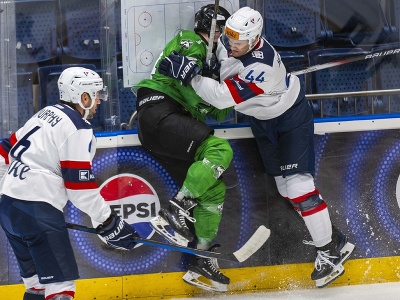 Zľava Wade Daniel Murphy (Slovan), Jakub Ružek (Nové Zámky) a Mitchell Mckenna Hoelscher (Slovan) v súboji