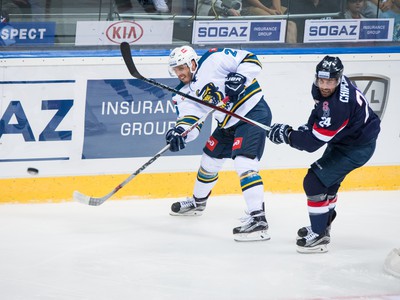 Hráč Slovana Kyle Chipchura a hráč Soči Mikhail Mamkin počas zápasu Kontinentálnej hokejovej ligy (KHL) medzi HC Slovan Bratislava - HK Soči