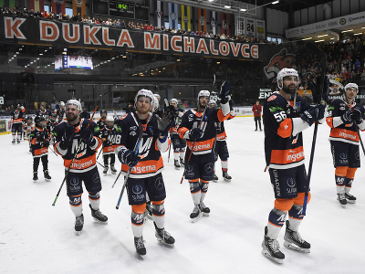 Na snímke radosť hráčov Michaloviec po víťazstve nad Slovanom